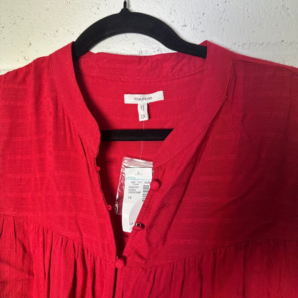 Maurices Red Button‎ Up Sleeveless V Neck Textured Top Plus Size 1X new - Picture 2 of 3
